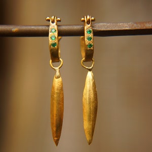 22k gold emerald hoops//gold leaf earrings//artisan emerald earrings//handmade gold hoops//22k emerald earrings//gold leaf hoops