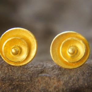 24k gold circle studs//layer gold studs//hammered gold studs//artisan gold studs//circle gold earrings//solid gold circle studs