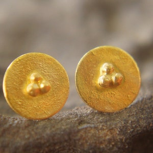 24k gold circle studs//classic gold studs//hammered gold studs//artisan gold studs//circle gold earrings//solid gold circle studs