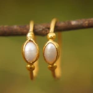 pearl gold hoops 24k gold//24k handmade artisan gold hoops//small gold hoops//gold with pearl//24k organic gold hoops pearl