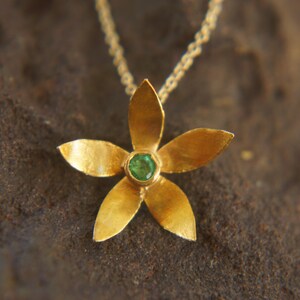 22k gold emerald flower pendant//flower gold pendant//22k solid gold pendant//solid gold necklace//22k gold flower chain