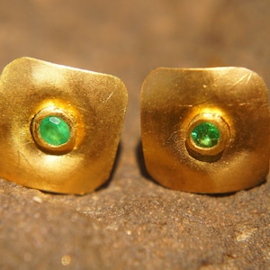 solid 24k gold//green emerald Studs//green emerald Earrings//stud earrings//24k gold earrings//green emerald gold studs//hand made studs