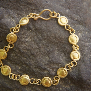 Pulsera de oro de 24k // Pulsera de dijes de oro de 24k // Pulsera artesanal hecha a mano // Pulsera de eslabones de oro // Pulsera de oro para mujer // Pulsera artesanal de oro de 24k