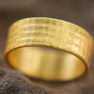 22k wedding band//22k yellow gold//artisan texture handmade//fine gold ring//pattern gold ring//unisex solid gold//22k gold wedding band