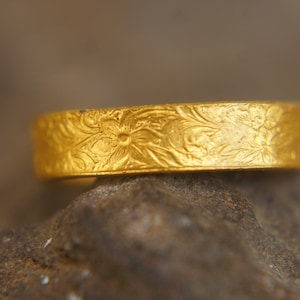 22k wedding band//22k yellow gold//artisan texture handmade//fine gold ring//pattern gold ring//unisex solid gold//22k gold wedding band