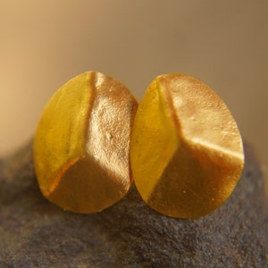24k gold artisan studs//classic gold studs//hammered gold studs//artisan gold studs//hand made gold earrings//solid gold studs