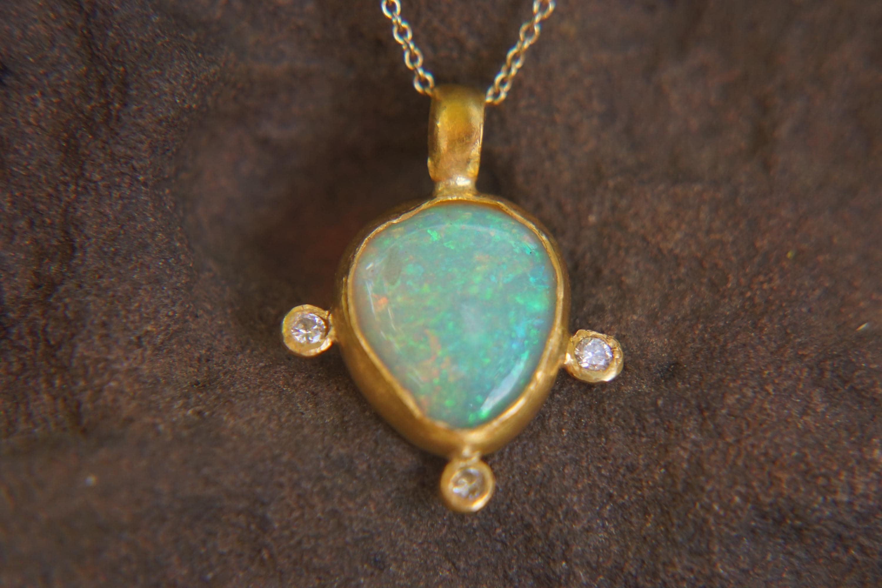 Collier Opale D'Éthiopie 24,00 Carats - Pierre Naturelle, Argent Sterling, Reflets Multicolores