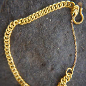 Pulsera de bordillo de 22k / / pulsera de oro con bordillo / / pulsera de cadena de 22k / / pulsera de oro para mujeres / / pulsera de oro en bordillo hecha a mano / / pulsera de oro artesanal de 22k