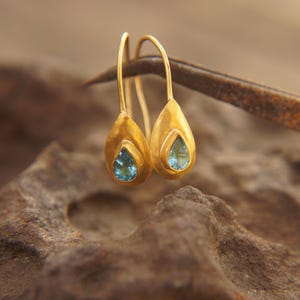 24k gold topaz dangles//gold disk dangles//handmade gold earrings//topaz dangles//drop topaz gold earrings//drop 24k gold dangles