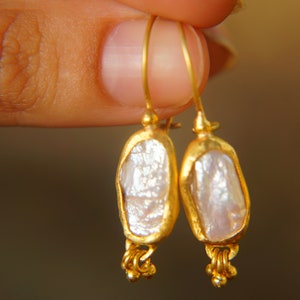 24k gold pearl dangle//24k solid gold earrings//handmade artisan pearl earrings//gold pearl dangle//pearl earrings//pearl dangle