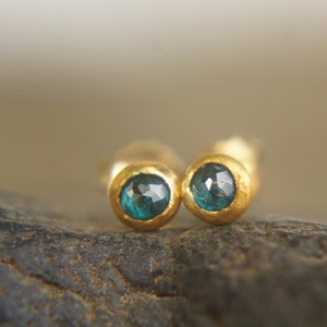 Orecchini a bottone con diamanti blu 24k // Orecchini a bottone con diamanti in oro 24k // Orecchini con diamanti blu // Orecchini a bottone 24k // Orecchini a bottone in oro per uomo // Orecchini a bottone in oro con diamanti