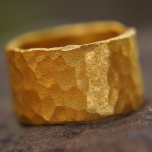 24K 結婚指輪//24K イエローゴールド//職人の手によるハンマー加工//純金リング//男性用ゴールドリング//ユニセックス純金//24K ゴールド結婚指輪