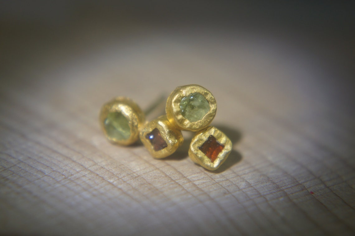 gold single stone stud price