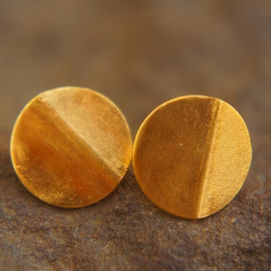 24k gold round artisan studs//classic round gold studs//hammered gold studs//round gold studs//hand made gold earrings//solid gold studs