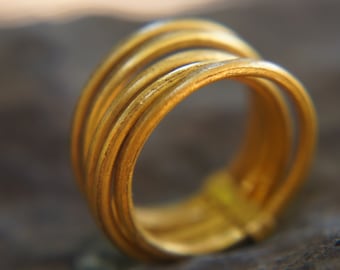 UN anillo de oro apilado //22k oro amarillo //martillado anillo hecho a mano / / uno de un tipo / / anillo de oro de apilamiento delgado / / 22k anillo de boda de oro sólido / 22k