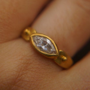 marquise moissanit sten guldring//hantverksmässig massiv guldring//24k guld moissanit ring//hantverksmässig förlovningsring//24k guldring// guldring bild 2
