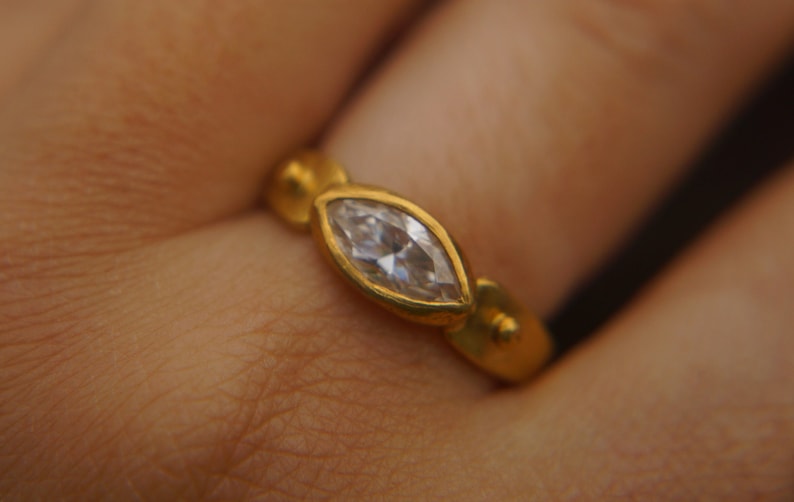 marquise moissanit sten guldring//hantverksmässig massiv guldring//24k guld moissanit ring//hantverksmässig förlovningsring//24k guldring// guldring bild 2
