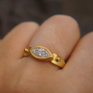 marquise moissanit sten guldring//hantverksmässig massiv guldring//24k guld moissanit ring//hantverksmässig förlovningsring//24k guldring// guldring bild 4