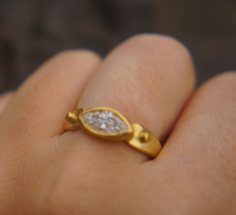 marquise moissanit sten guldring//hantverksmässig massiv guldring//24k guld moissanit ring//hantverksmässig förlovningsring//24k guldring// guldring bild 4