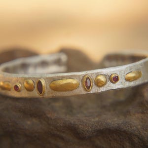 Pulsera de oro y plata con rubíes de 24k // Brazalete bicolor de oro y plata // Joyería de oro bicolor // Joyería de plata y oro