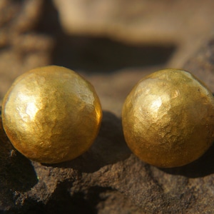24k gold circle studs//hammered gold studs//artisan gold studs//24k gold earrings//circle gold earrings//solid gold circle studs