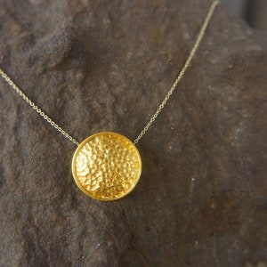 round circle hammered pendant basic hammered gold necklace,24k gold circle pendant,everyday hammered disc pendant, solid gold circle pendant