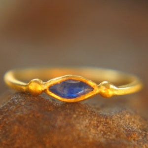 24k gold blue sapphire ring//artisan sapphire ring//blue sapphire 24k ring//24k gold hand made sapphire ring//artisan gold sapphire ring