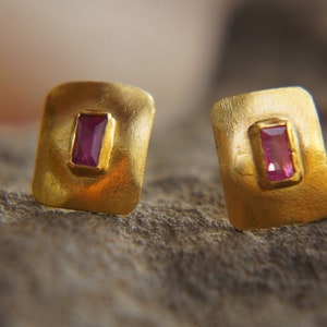 solid 22k gold//ruby gold Studs//red ruby Earrings//stud earrings//22k gold earrings//ruby studs//hand made studs//square ruby studs//22k