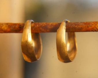 24k gold hoop earring//classic hoop//24k gold jewelry//solid gold hoop earring//handmade gold earrings//artisan fine gold hoops//unique hoop