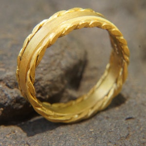 22k wedding band//22k yellow gold//handmade gold band//artisan gold ring//mans gold ring//unisex solid gold//22k gold wedding band ring