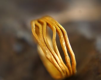 UN anillo de oro apilado //22k oro amarillo //martillado anillo hecho a mano / / uno de un tipo / / anillo de oro de apilamiento delgado / / 22k anillo de boda de oro sólido / 22k