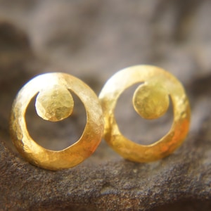 24K gold studs//24k gold disk earrings//round gold earrings//dome gold earrings//24k gold//solid gold studs//hammered gold studs//24k studs