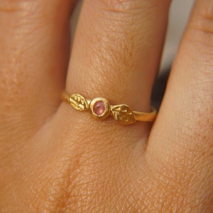 Ring med rosa safir och blad i 24k guld // Delikat rosa safirring // Safirring i 24k guld // Safirring // Hantverksmässig ring i 24k guld
