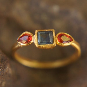 red and blue sapphire ring// gold sapphire ring//blue sapphire gold ring//stones ring//24k gold ring//fine gold ring//square and triangle