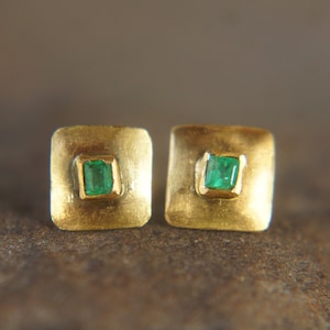 solid 22k gold//green emerald Studs//green emerald Earrings//stud earrings//22k gold earrings//green emerald gold studs//hand made studs