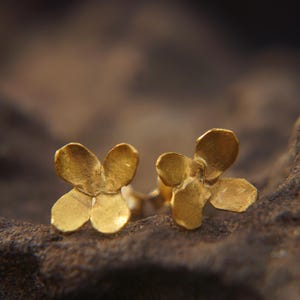 24K Gold flower Studs//24k gold Earrings//organic pebble studs// Minimalist Jewelry //24k gold studs//gold flower studs