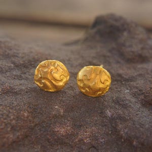 24k gold circle studs//decorated gold studs//24k gold studs//artisan gold studs//handmade gold earrings//vintage gold earrings