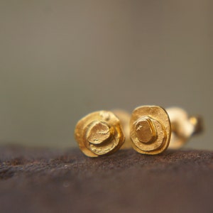 24K Gold nugget Studs//24k gold Earrings//organic pebble studs// Minimalist Jewelry// Wedding Earrings//24k gold studs//gold flower studs