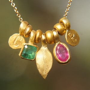 benutzerdefinierte Initialen Geburtsstein Charme // 24k Gold Edelstein Halskette // 24k Gold Geburtsstein Initialen Anhänger // Massivgold Charm Anhänger // 24k