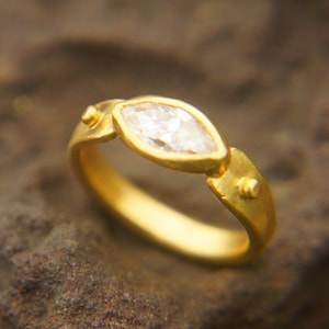 marquise moissanit sten guldring//hantverksmässig massiv guldring//24k guld moissanit ring//hantverksmässig förlovningsring//24k guldring// guldring bild 1