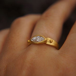 marquise moissanit sten guldring//hantverksmässig massiv guldring//24k guld moissanit ring//hantverksmässig förlovningsring//24k guldring// guldring bild 7