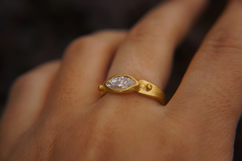 marquise moissanit sten guldring//hantverksmässig massiv guldring//24k guld moissanit ring//hantverksmässig förlovningsring//24k guldring// guldring bild 7