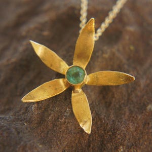 22k gold emerald flower pendant//flower gold pendant//22k solid gold pendant//solid gold necklace//22k gold flower chain