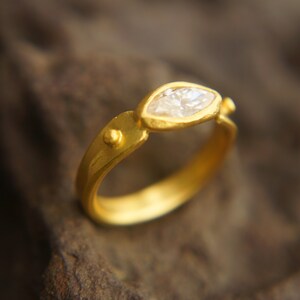marquise moissanit sten guldring//hantverksmässig massiv guldring//24k guld moissanit ring//hantverksmässig förlovningsring//24k guldring// guldring bild 3