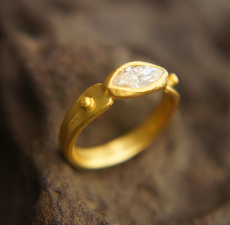 marquise moissanit sten guldring//hantverksmässig massiv guldring//24k guld moissanit ring//hantverksmässig förlovningsring//24k guldring// guldring bild 3