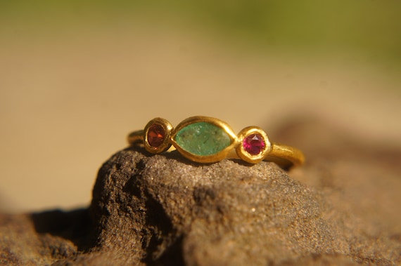 Anillo esmeralda zafiro y rubi sale