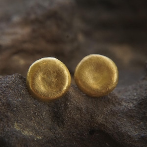 24k gold nugget studs//organic gold studs//artisan handmade gold studs//24k gold earrings//circle gold earrings//solid gold pebble studs