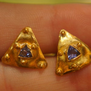 24k gold tanzanite studs//solid gold 24k//tanzanite Studs//gold tanzanite Earrings//24k gold earrings//artisan handmade 24k gold earrings