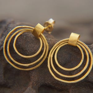 24K gold studs//24k gold wire earrings//round gold earrings//wire gold earrings//24k gold//dangle gold studs//hammered gold studs//24k studs