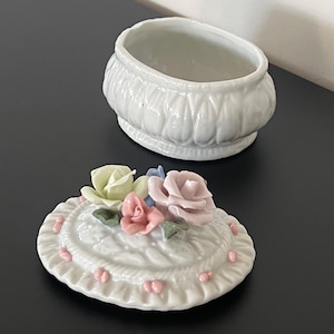 ヴィンテージの小さな小物入れ - 磁器製ビクトリア朝風ロマンティックスタイルの花とバラ